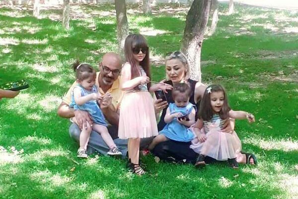 Семья Хачатрян в парке на газоне - Sputnik Армения