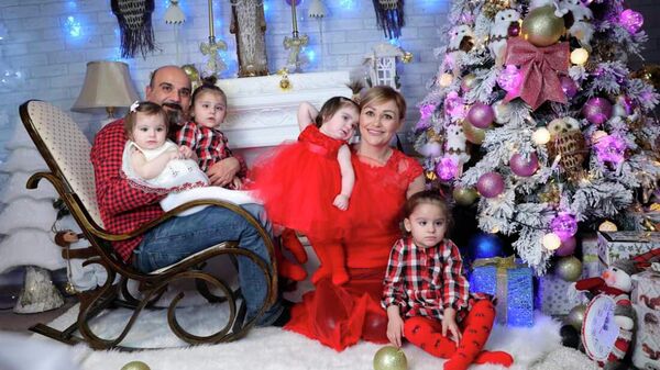 Нжде Хачатрян и Гаяне Закарян с детьми на праздничной фотографии - Sputnik Արմենիա