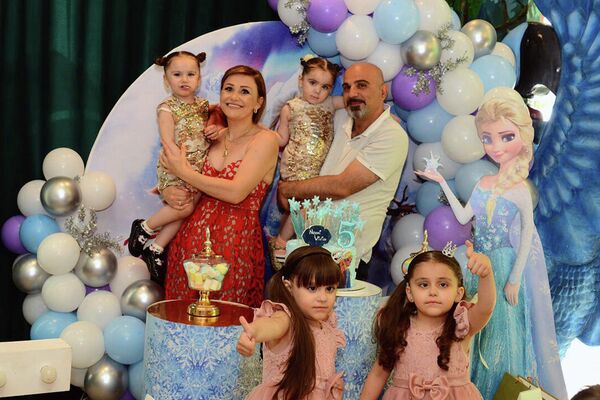 Нжде Хачатрян и Гаяне Закарян с детьми на праздничной фотографии Нжде Хачатрян и Гаяне Закарян с детьми на праздничной фотографии - Sputnik Армения