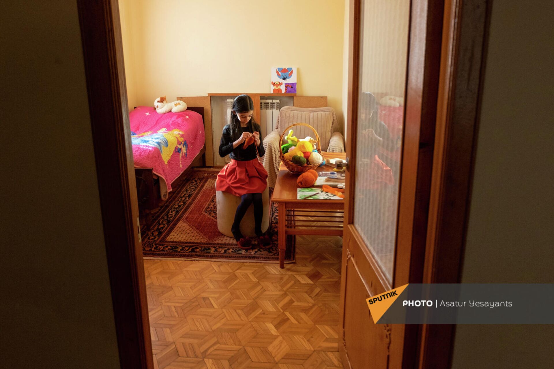 Десятилетняя Ани Карханян из Ванадзора у себя в комнате - Sputnik Армения, 1920, 29.12.2021