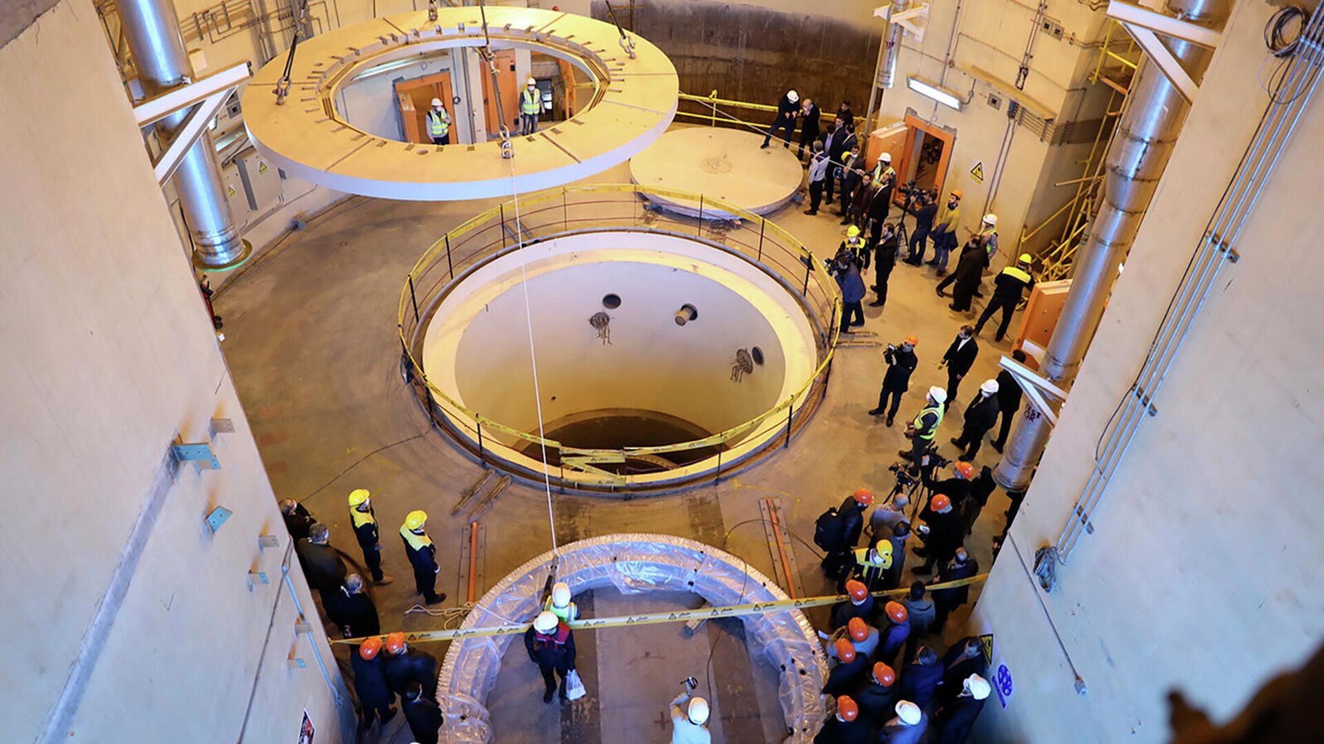 Техники работают у тяжеловодного ядерного реактора в Араке, Иран - Sputnik Армения, 1920, 08.06.2022