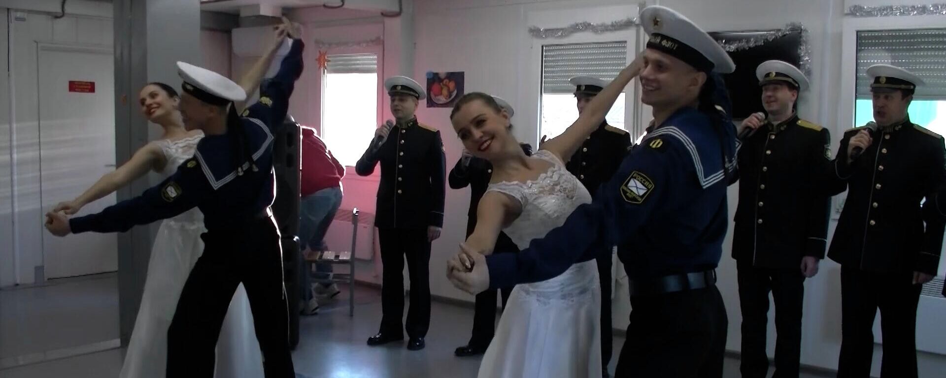 Артисты ансамбля Северного флота поздравили с Новым годом российских миротворцев в Нагорном Карабахе Артисты ансамбля Северного флота поздравили с Новым годом российских миротворцев в Нагорном Карабахе - Sputnik Արմենիա, 1920, 29.12.2021