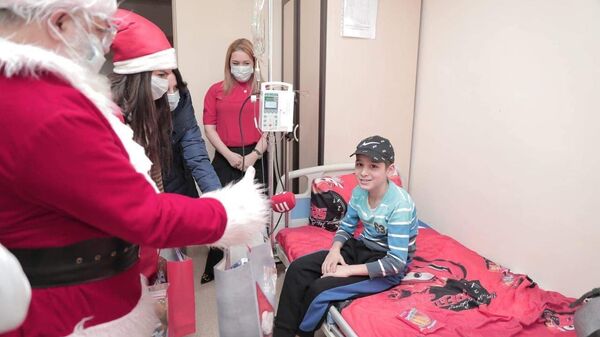 Новогодние подарки для детей, проходящих лечение в Гематологическом центре им. Еоляна, от компании GeoProMining - Sputnik Армения