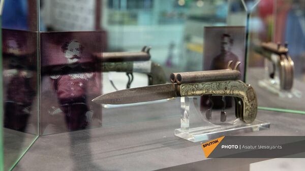 Нож-оружие, подаренное полковником Саркисом Юзбашяном писателю Рафаэлю Патканяну - Sputnik Армения