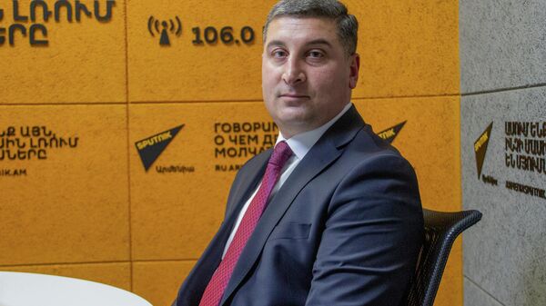 Министр территориального управления и инфраструктуры Гнел Саносян в гостях радио Sputnik - Sputnik Армения