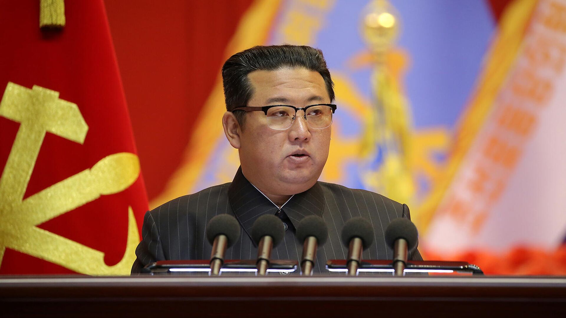 Лидер Северной Кореи Ким Чен Ын выступает во время конференции - Sputnik Армения, 1920, 07.01.2022