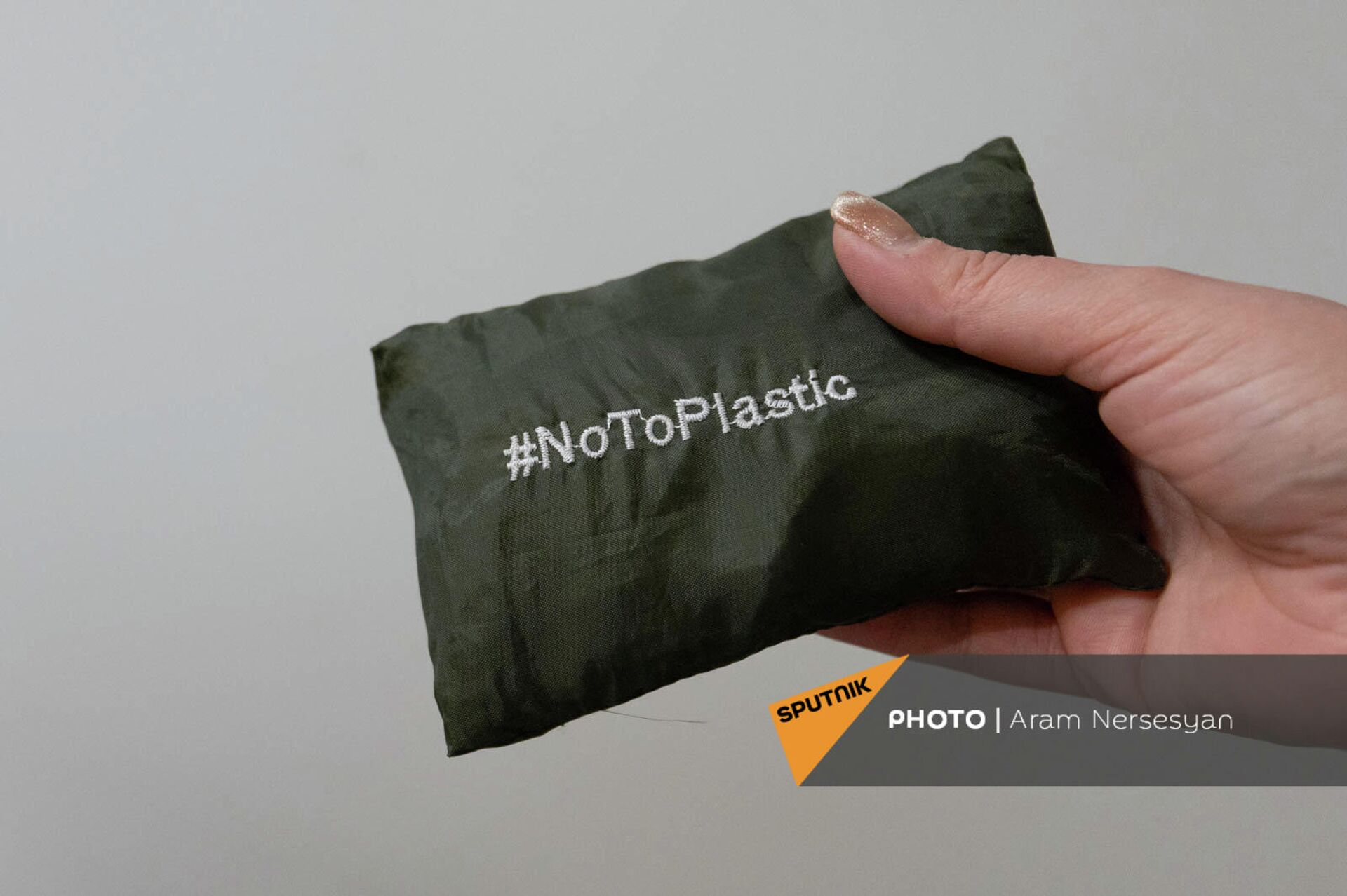 Упаковка матерчатой сумки для покупок с вышитым хештегом No to plastic (Нет пластику) - Sputnik Արմենիա, 1920, 01.01.2022