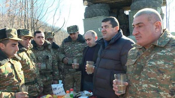 Президент Карабаха Араик Арутюнян в сопровождении министра обороны Камо Варданяна посетил передовую и поздравил военнослужащих Армии обороны с праздниками (31 декабря 2021). Карабах - Sputnik Армения