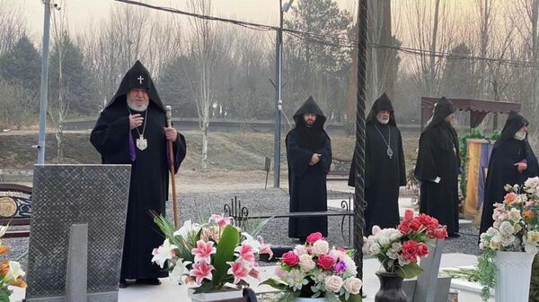 Католикос Гарегин II в сопровождении епископов посетил военный пантеон Ераблур (1 января 2022). Еревaн - Sputnik Армения