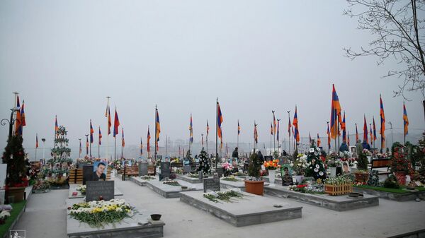 Мэр Грачья Саркисян почтил память героев в военном пантеоне Ераблур (1 января 2022). Еревaн - Sputnik Армения