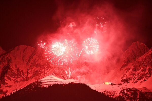 Фейерверк в начале нового года перед Северным хребтом Альп (Нордкетте) недалеко от Инсбрука, Австрия - Sputnik Армения