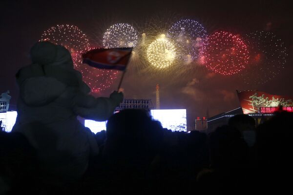 Горожане смотрят на фейерверк в честь Нового года на площади Ким Ир Сена в Пхеньяне, Северная Корея, 1 января 2022 года - Sputnik Армения