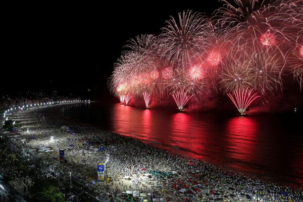 Фейерверк над пляжем Копакабана во время празднования Нового года в Рио-де-Жанейро, Бразилия - Sputnik Армения