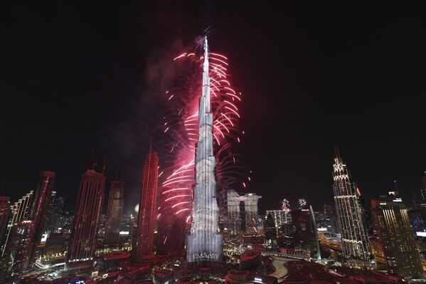 Фейерверк у Бурдж-Халифа, самого высокого здания в мире, во время празднования Нового года в Дубае, Объединенные Арабские Эмираты - Sputnik Армения