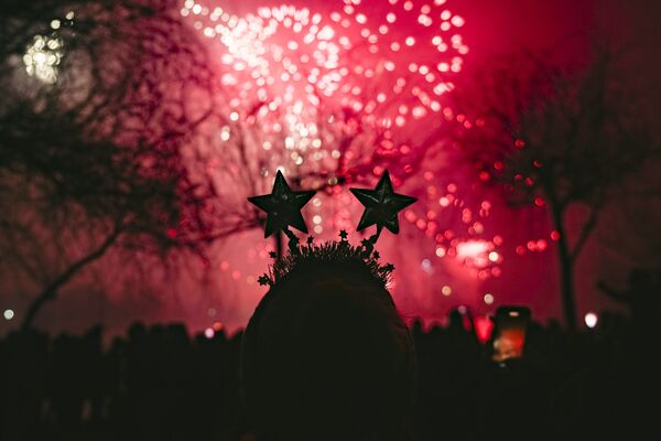 Тысячи людей собрались у озера, чтобы посетить концерт и посмотреть фейерверк и лазерное шоу во время празднования Нового года в столице Румынии, Бухаресте, в ночь на 1 января 2022 года. - Sputnik Армения