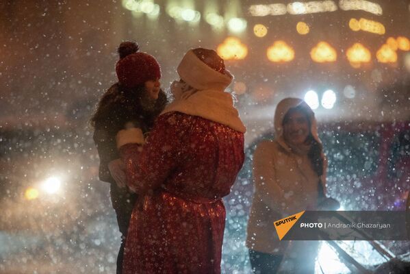Дед Мороз, Снегурочка и снег - настоящий праздник для детей. - Sputnik Армения