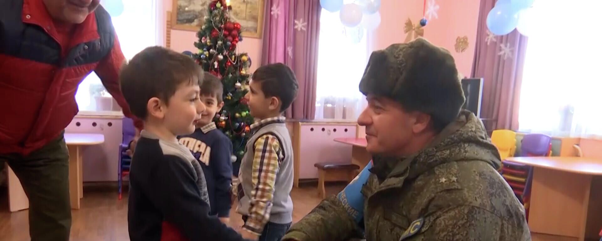 Ռուս խաղաղապահները Արցախի մանկական վերականգնողական կենտրոնի 50 երեխայի նվերներ են տվել - Sputnik Արմենիա, 1920, 03.01.2022