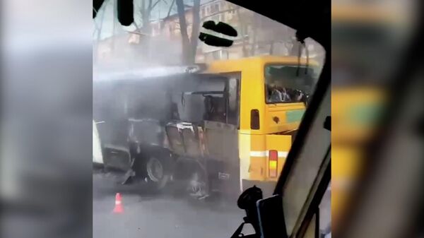 В Хабаровске загорелся маршрутный автобус, 22 пассажира эвакуировались - Sputnik Армения