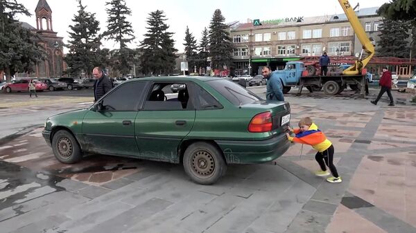 Тигран-богатырь. Двухлетний мальчик из Гюмри толкнул легковой автомобиль на 25 метров  - Sputnik Армения