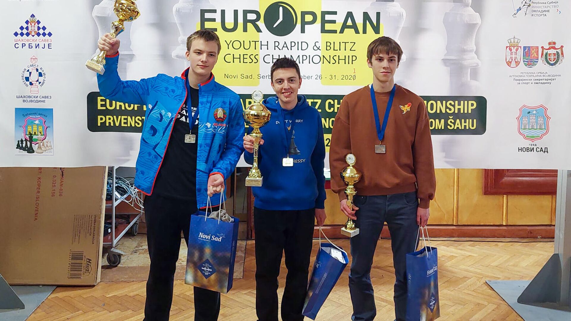 Чемпион Европы (до 16 лет) по быстрым шахматам Эмин Оганян (в центре) - Sputnik Армения, 1920, 04.01.2022