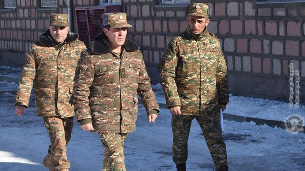 Начальник управления ракетных войск и артиллерии ВС РА Армен Арутюнян посетил одну из воинских частей во время новогодних праздников - Sputnik Армения