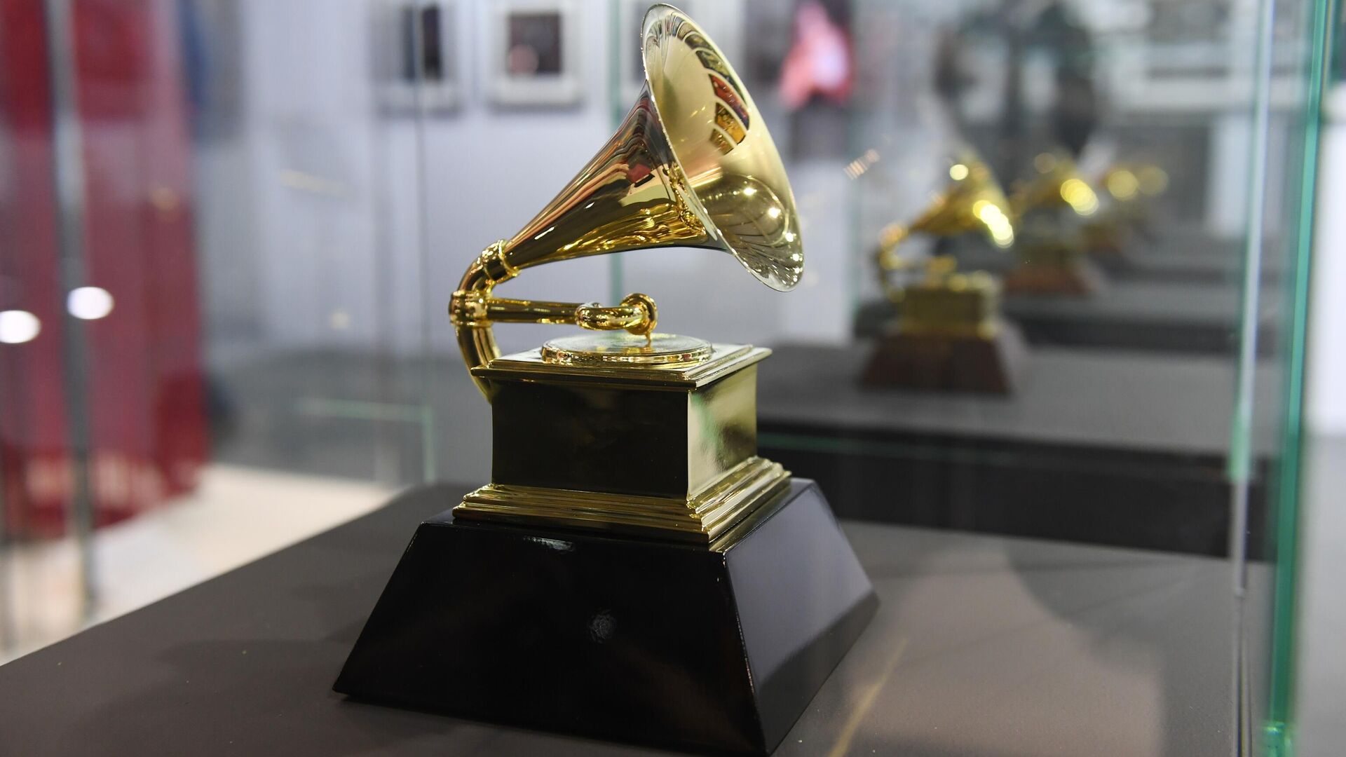 Награда Американской академии звукозаписи Grammy граммофон на выставке лос-анджелесского музея Grammy - Sputnik Армения, 1920, 04.01.2022