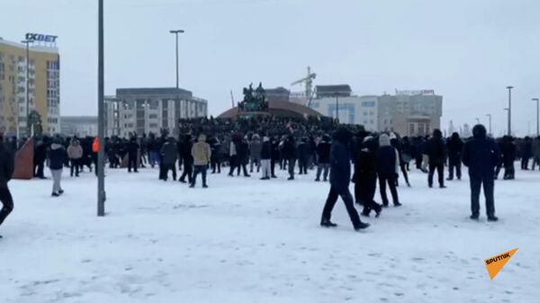Участники газового протеста в Атырау устроили потасовку с полицией - Sputnik Армения