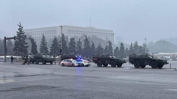 Полиция и военная техника на улице в Алма-Ате. - Sputnik Армения