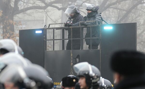 Казахстанские правоохранители на баррикаде во время акции протеста  - Sputnik Армения