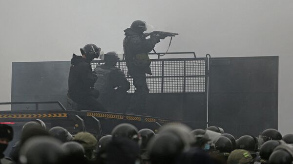 Полицейские целятся из оружия во время акции протеста (5 января 2022). Алматы - Sputnik Армения