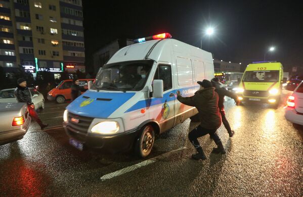 Люди нападают на полицейский микроавтобус во время акции протеста против повышения стоимости сжиженного нефтяного газа после решения властей Казахстана снять ограничения на сжиженный нефтяной газ в Алматы - Sputnik Армения