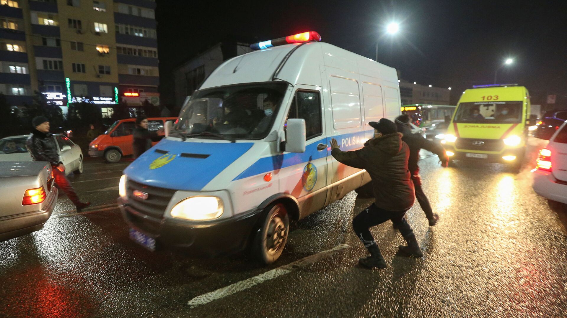 Люди нападают на полицейский микроавтобус во время акции протеста против повышения стоимости на топливо в Алматы - Sputnik Армения, 1920, 06.01.2022