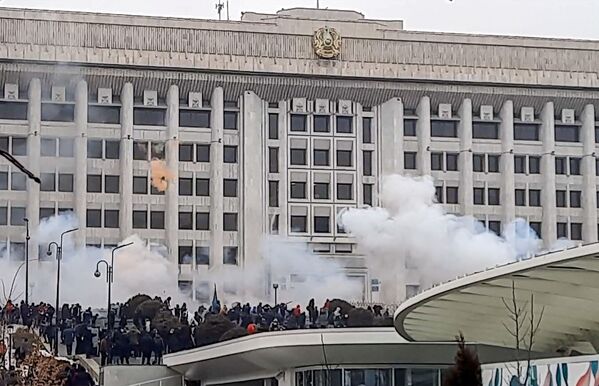 Протестующие возле административного здания во время митинга из-за повышения цен на энергоносители в Алматы - Sputnik Армения
