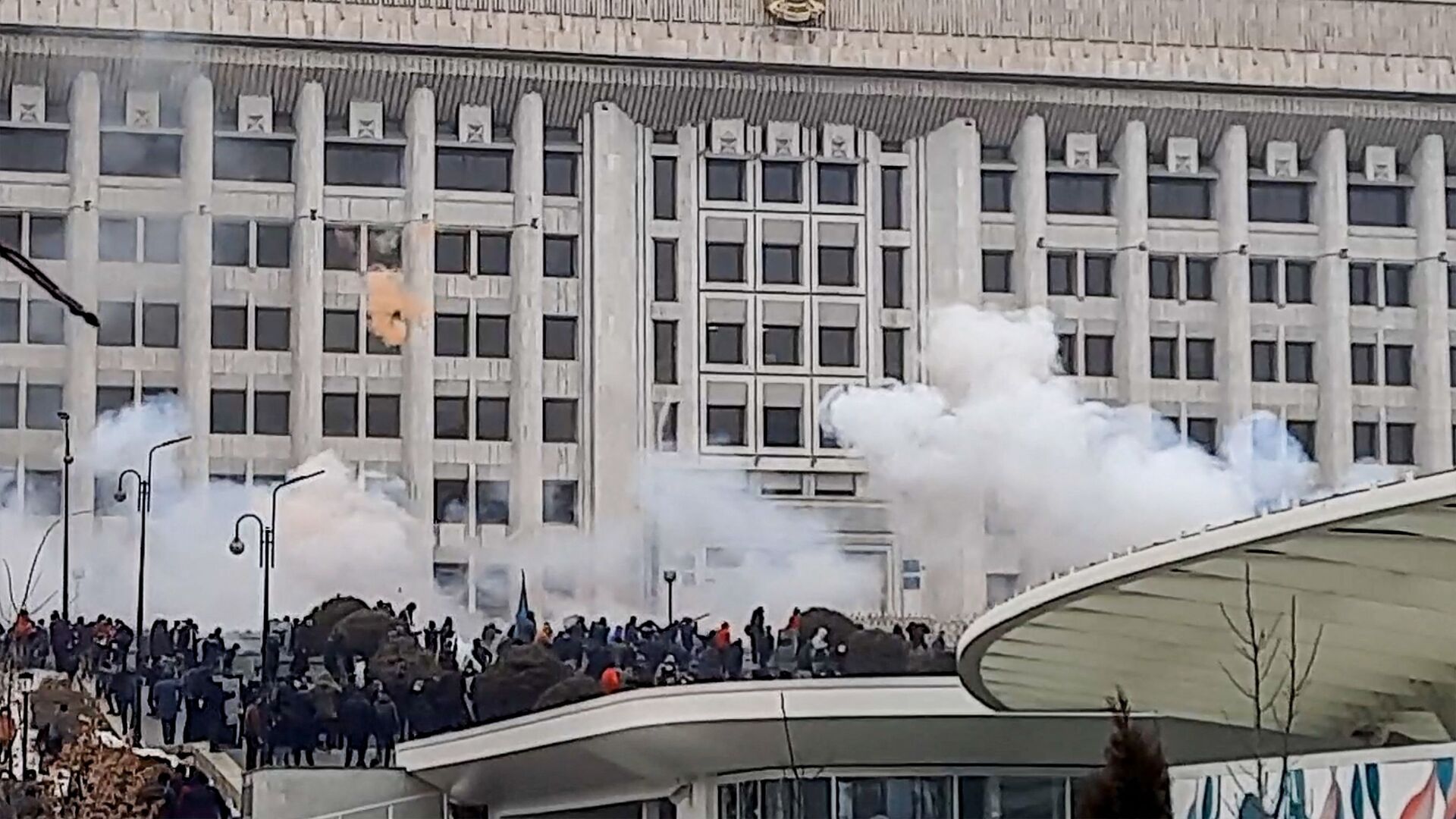 Протестующие возле административного здания во время митинга из-за повышения цен на энергоносители в Алматы - Sputnik Армения, 1920, 10.01.2022