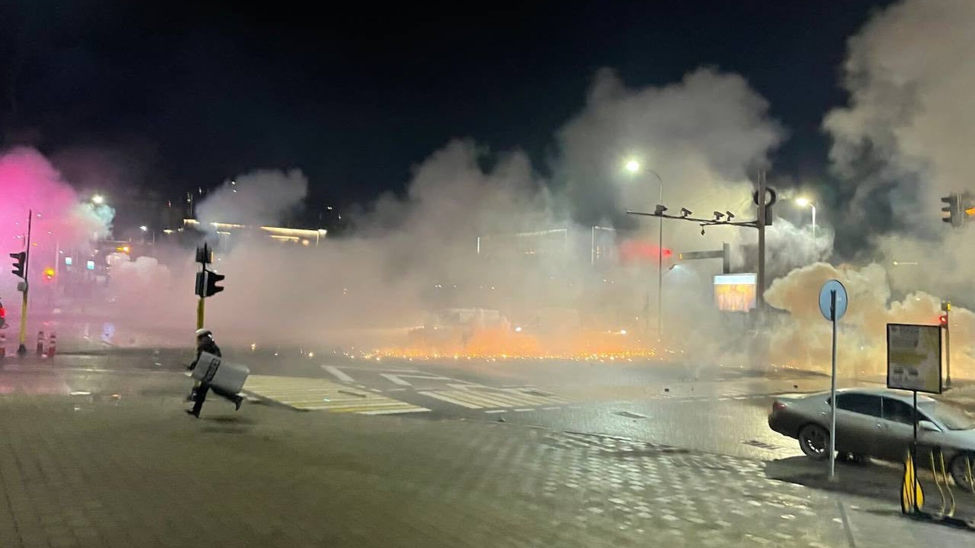 Полиция применила светошумовые гранаты и слезоточивый газ во время акции протеста против повышения цен на газ в Алма-Ате - Sputnik Армения, 1920, 05.01.2022