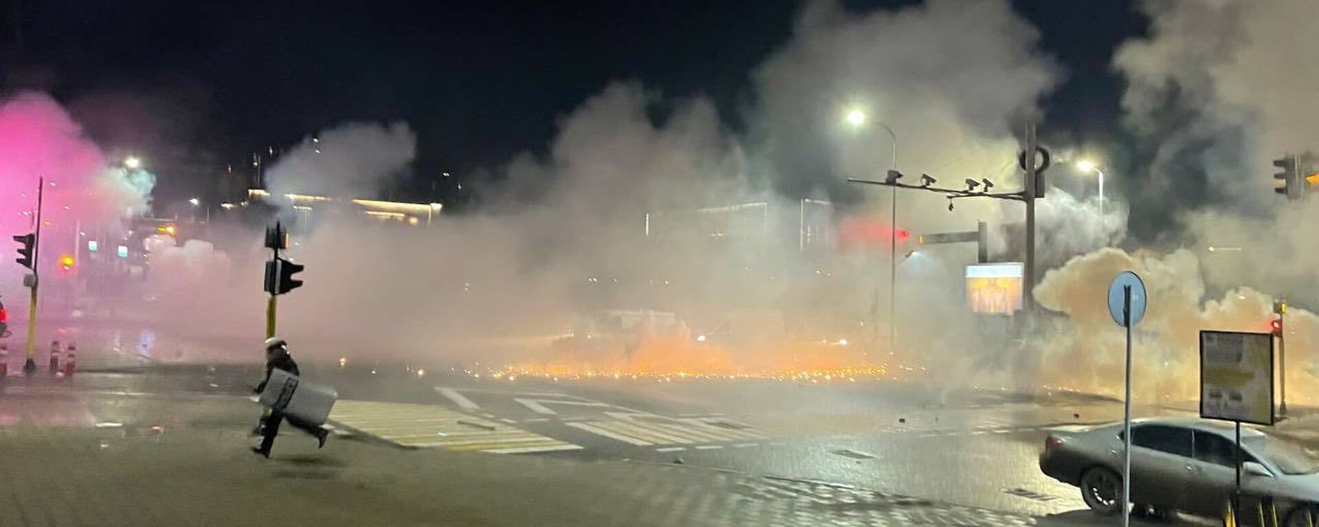 Полиция применила светошумовые гранаты и слезоточивый газ во время акции протеста против повышения цен на газ в Алма-Ате - Sputnik Армения, 1920, 05.01.2022