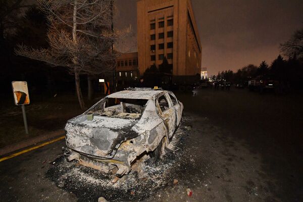 Сожженная машина возле мэрии  - Sputnik Армения