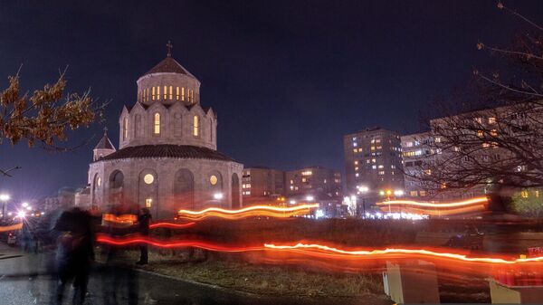 Церковь святой Троицы в Ереване во время праздника Чрагалуйс - Sputnik Армения
