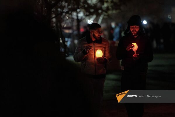 Мужчины с лампадами Чрагалуйса (5 января 2022). Еревaн - Sputnik Армения