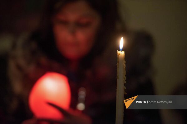 Սուրբ Երրորդություն  այցելած հավատացյալները եկեղեցում վառած մոմերը տանում են տուն - Sputnik Արմենիա