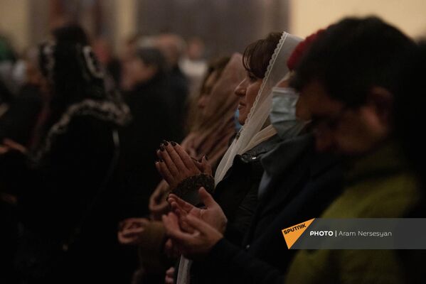 Прихожане церкви святой Троицы во время литургии Чрагалуйса (5 января 2022). Еревaн - Sputnik Армения