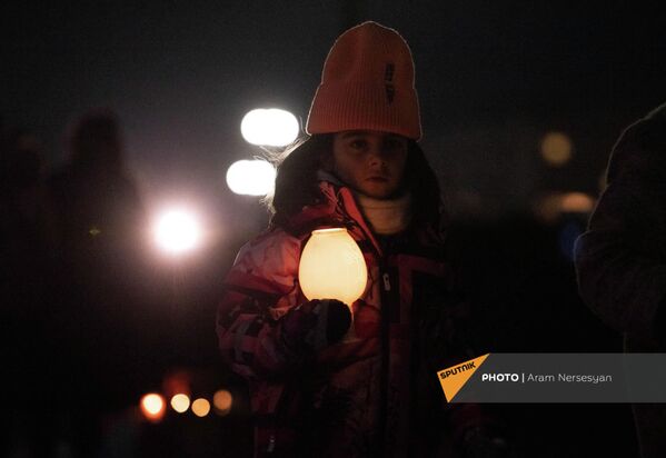 Հավատացյալները եկեղեցում վառած մոմերը տանում են տուն - Sputnik Արմենիա