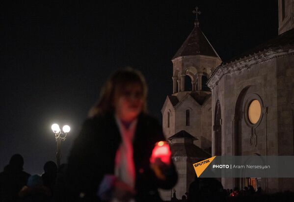 Церковь святой Троицы в Ереване во время праздника Чрагалуйс - Sputnik Армения
