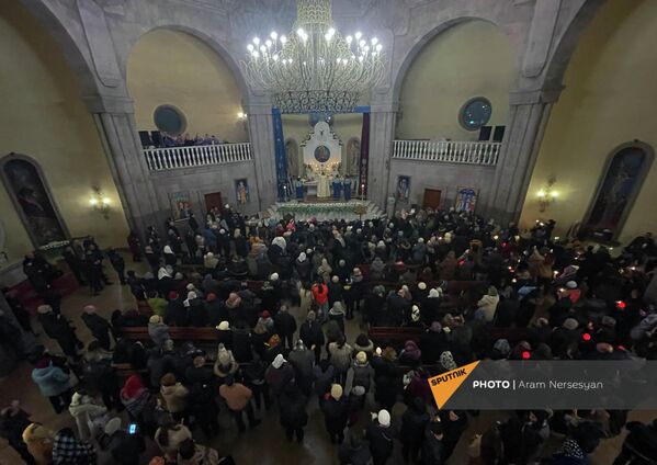 Литургия Чрагалуйса в церкви святой Троицы (5 января 2022). Еревaн - Sputnik Армения