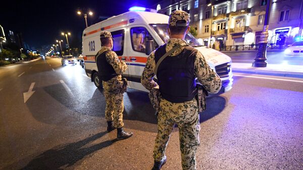 Военнослужащие на улице у автомобиля скорой помощи в Баку - Sputnik Армения