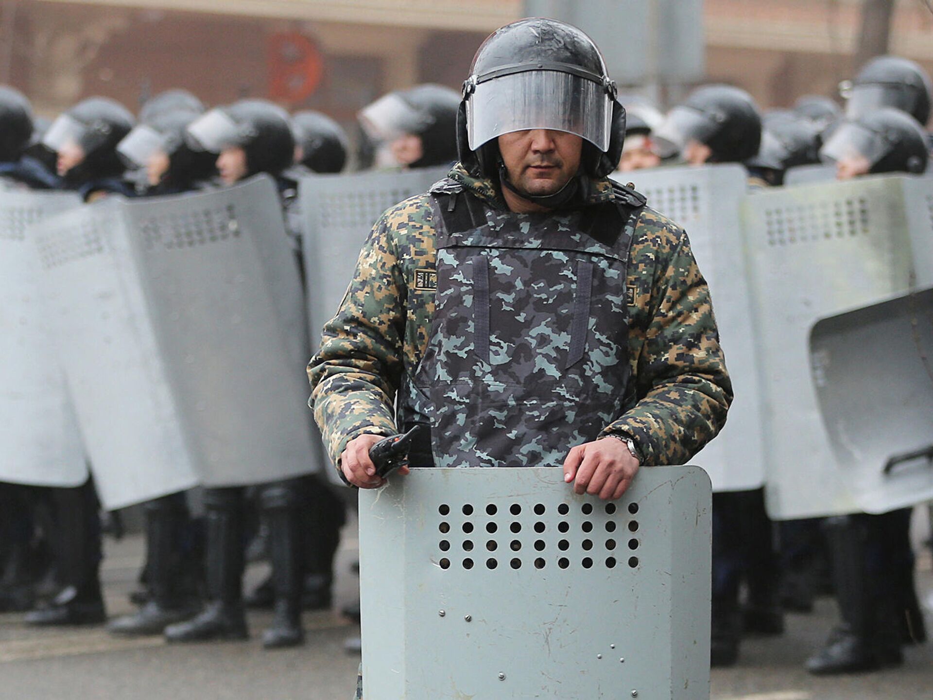 Протесты и чрезвычайное положение главное. Алматы январь 2022. Протесты в Казахстане. Бунт в Казахстане. Протесты в Казахстане 2022.