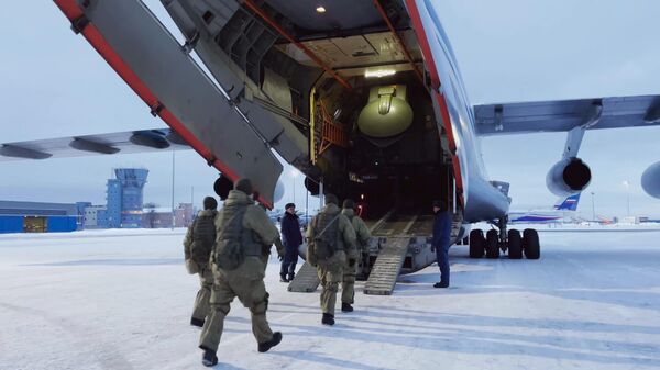 Российские военнослужащие - часть Коллективных миротворческих сил ОДКБ - грузятся в самолет Ил-76 на аэродроме Чкаловский (6 января 2022). Щелково - Sputnik Армения