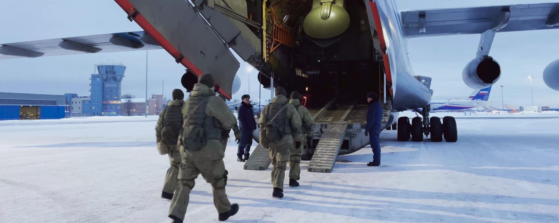 Российские военнослужащие - часть Коллективных миротворческих сил ОДКБ - грузятся в самолет Ил-76 на аэродроме Чкаловский (6 января 2022). Щелково - Sputnik Армения, 1920, 10.01.2022