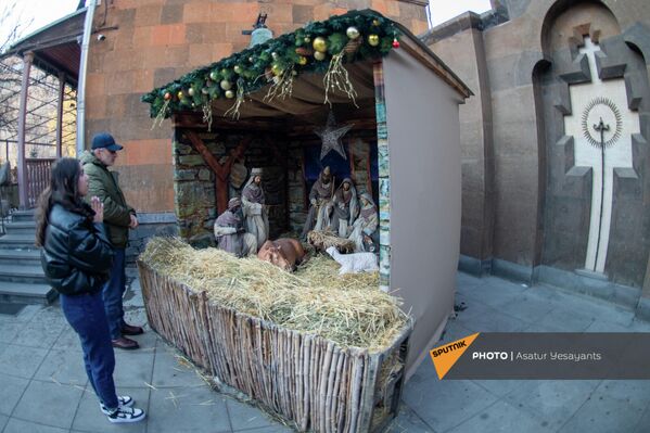 Праздничная инсталляция во дворе церкви Зоравор Сурб Аствацацин - Sputnik Армения