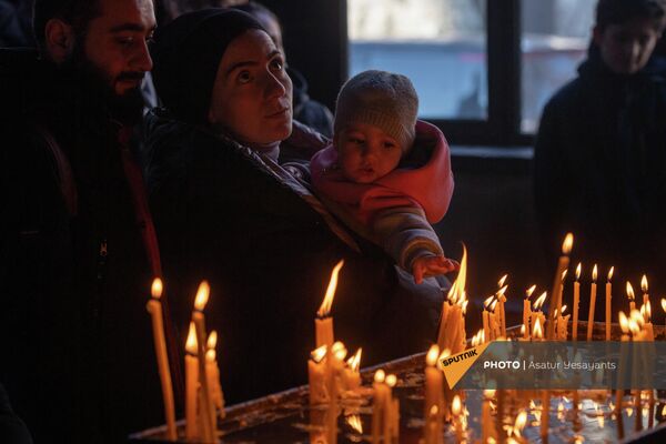 Прихожане ставят свечи во время Рождественской литургии в церкви Зоравор Сурб Аствацацин - Sputnik Армения